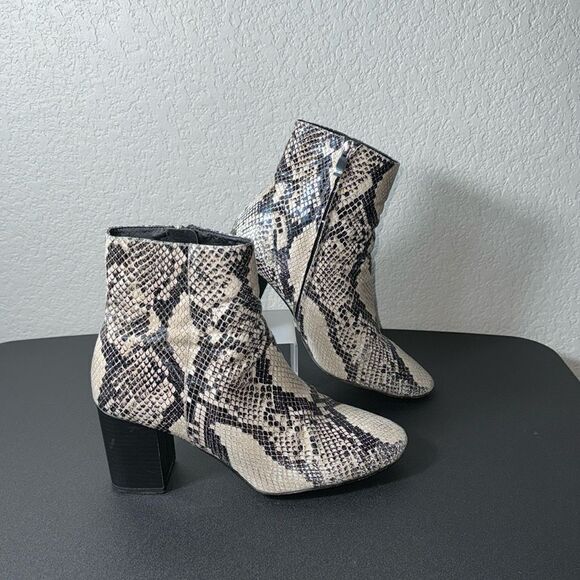 HALOGEN FAUX SNAKE SKIN BOOTIE SIZE 8.5 - Picture 1 of 7